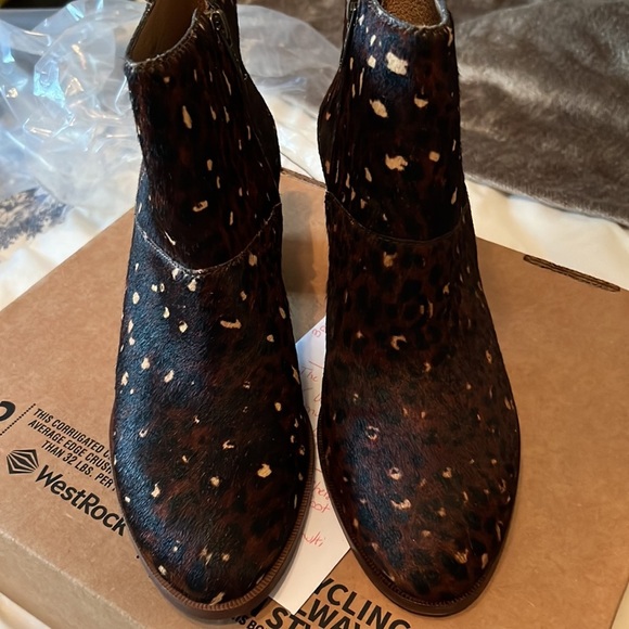 40. Madewell The Rosie Bootie in Rich Brown - Picture 2 of 10